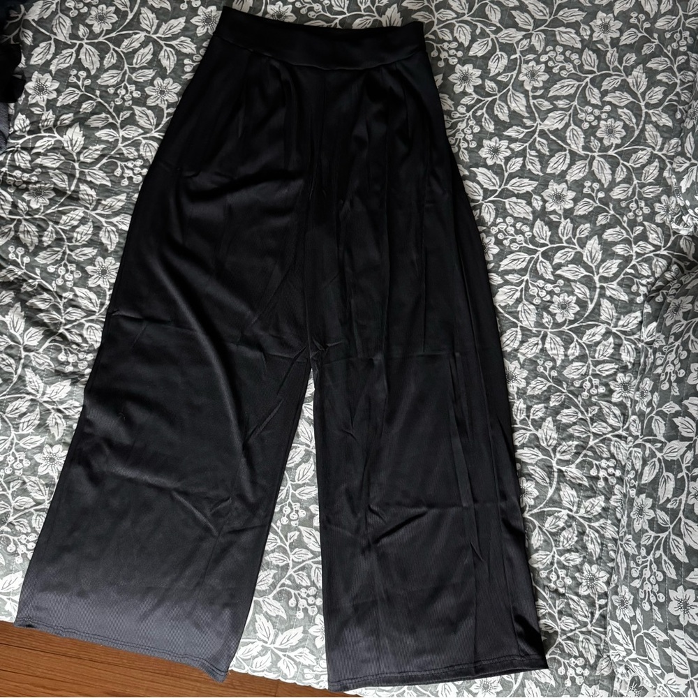 Elegant Black Ribbed Two-Piece Set - Picture 5 of 8